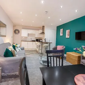 1 The Keyes- Stylish & Spacious With Free Parking Apartment